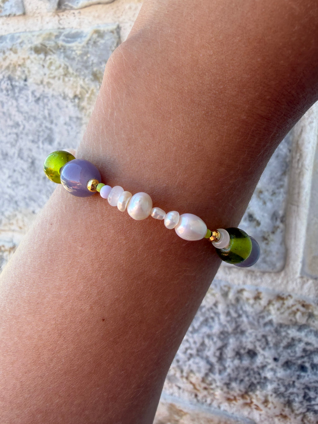 VIOLET - vergoldetes Perlenarmband