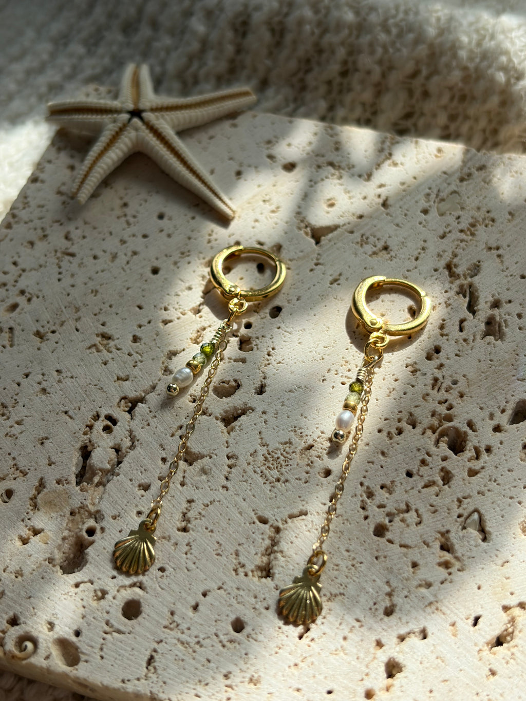 CUTE SHELL - Perlenohrringe mit Muschel-Anhänger