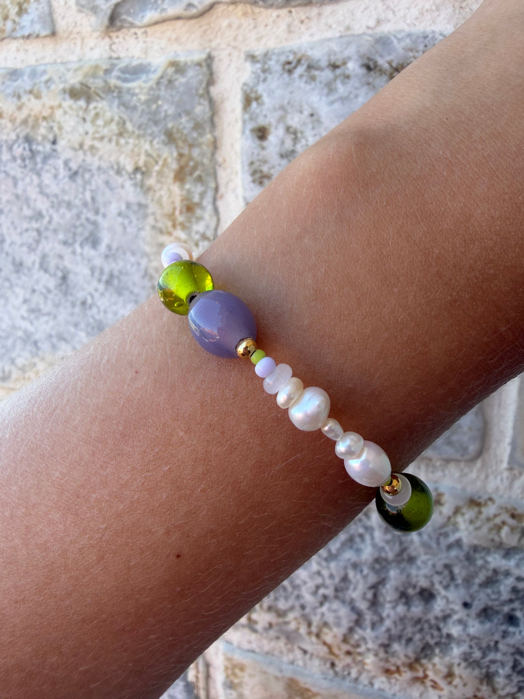 VIOLET - vergoldetes Perlenarmband