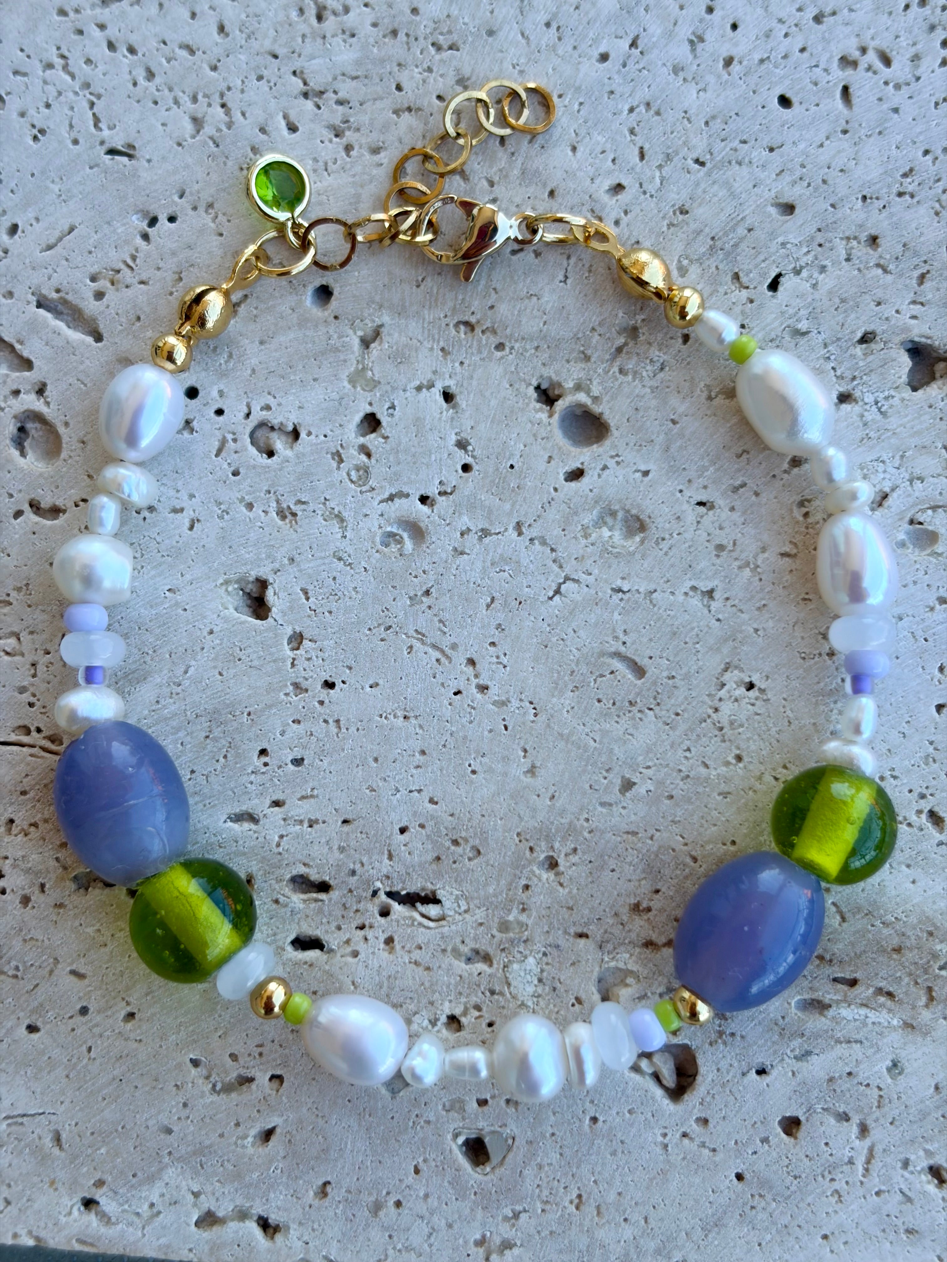 VIOLET - vergoldetes Perlenarmband