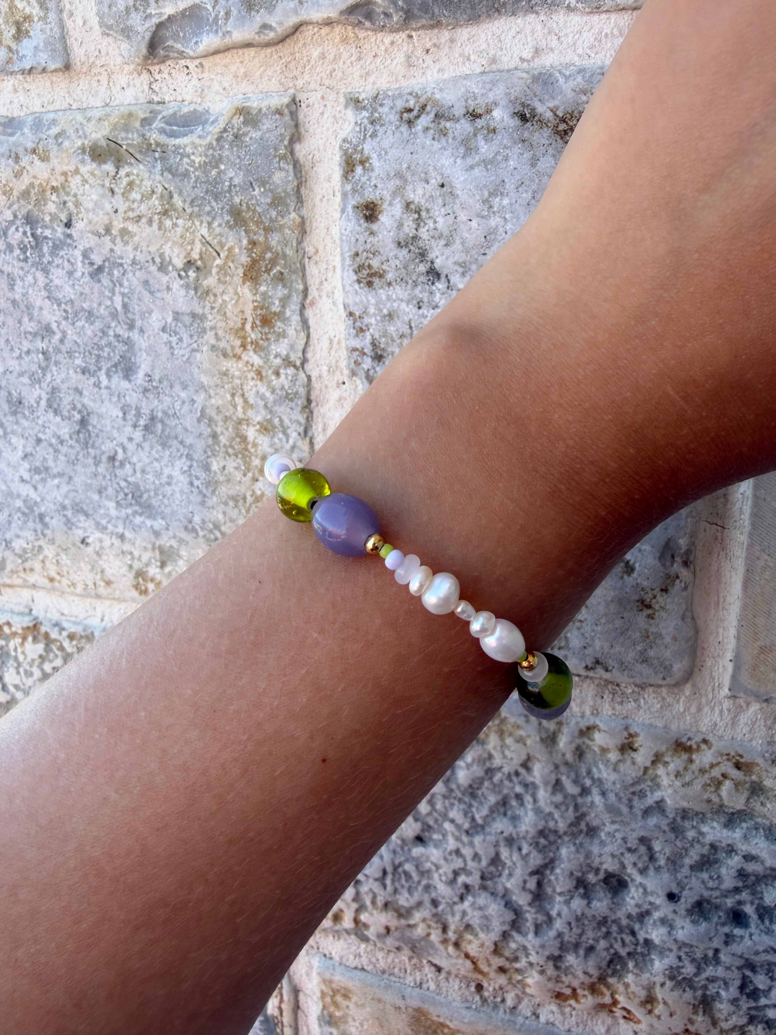 VIOLET - vergoldetes Perlenarmband